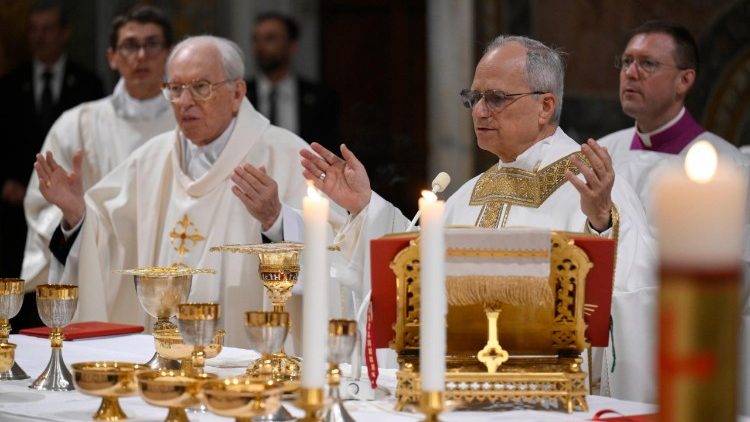 Papst Leo bei seiner ersten Messe nach der Wahl in der Sixtinischen Kapelle
