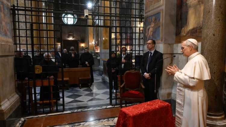 Il saluto di Papa Leone XIV all'interno del santuario di Genazzano