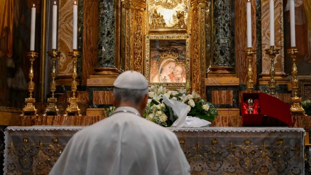 Papa Leone XIV in preghiera davanti alla Madre del Buon Consiglio