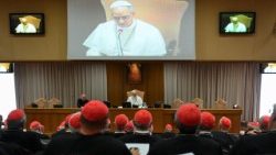 El Papa con los miembros del Colegio Cardenalicio en la Sala del Sínodo, durante la reunión del 10 de mayo de 2025, dos días después de su elección.