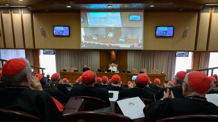 Das Treffen der Kardinäle mit dem Papst in der Synodenaula im Vatikan
