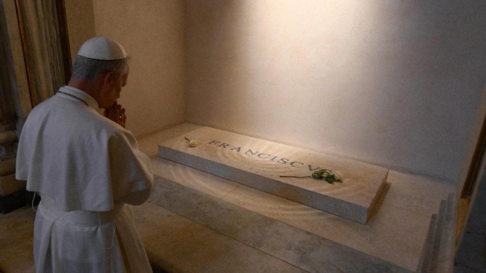 Papa Leon XIV în reculegere și rugăciune la mormântul papei Francisc