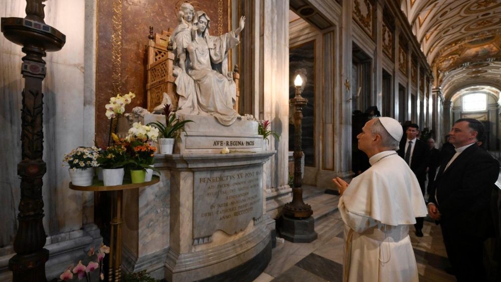 El Papa se detiene bajo la estatua de María Regina Pacis Basílica de Santa María la Mayor