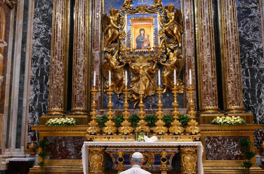 Leone XIV en oración ante la imagen de la Virgen Salus Populi Romani