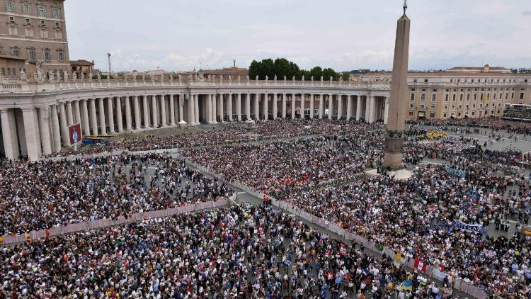 Sheshi i Shën Pjetrit me 100 mijë njerëz
