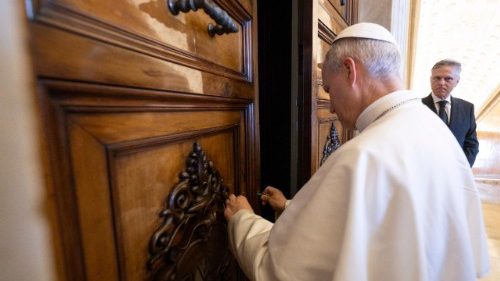 Il Papa riapre l'appartamento del Palazzo Apostolico, rimossi i sigilli
