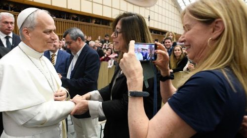 Papež Lev XIV: Média by měla přispívat k míru a odzbrojit svá slova