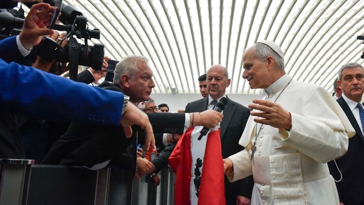 Po wygłoszeniu przem&oacute;wienia Papież podszedł do dziennikarzy
