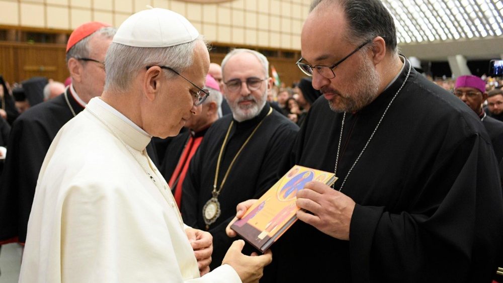 Papa Leon al XIV-lea și ÎPS Mihai Frățilă (Aula Paul al VI-lea, 14 mai 2025)
