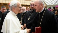 Papa Leon al XIV-lea și ÎPS Virgil Bercea (Aula Paul al VI-lea, 14 mai 2025)