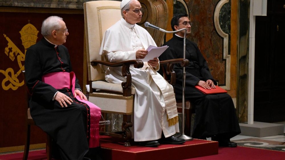Le Pape Léon XIV a reçu en audience les frères des écoles chrétiennes, en salle Clémentine du Palais apostolique, le 15 mai 2025. 