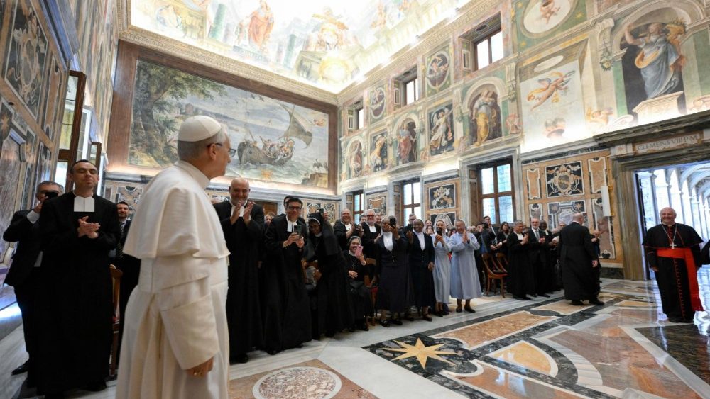 Le Pape Léon XIV a reçu en audience les frères des écoles chrétiennes, en salle Clémentine du Palais apostolique, le 15 mai 2025. 