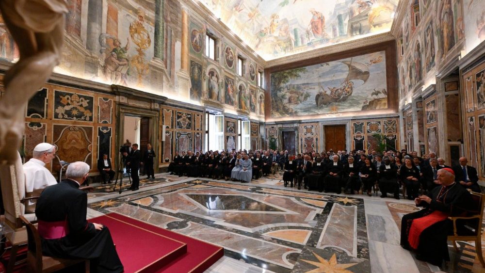 Le Pape Léon XIV a reçu en audience les frères des écoles chrétiennes, en salle Clémentine du Palais apostolique, le 15 mai 2025. 