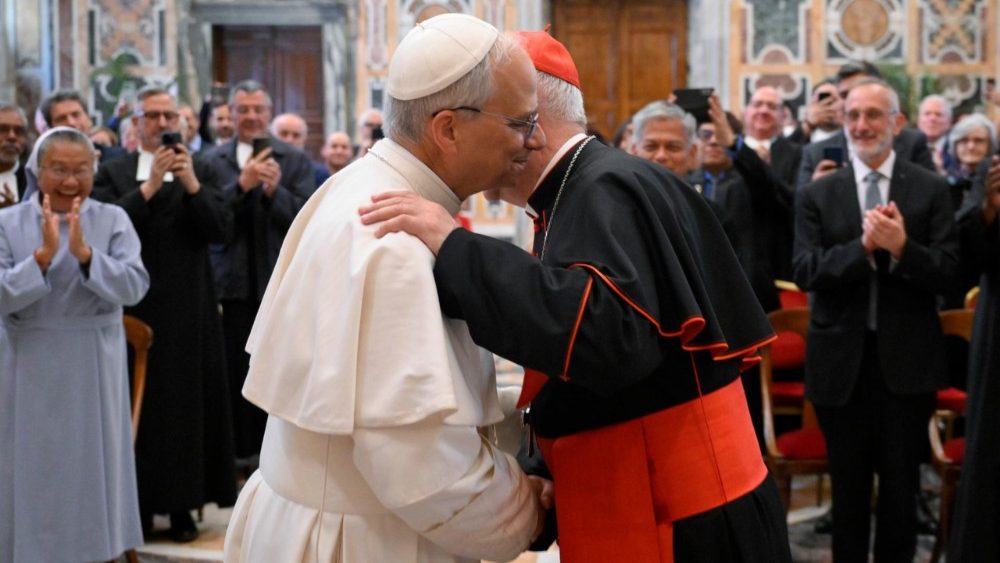 Le Pape Léon XIV a reçu en audience les frères des écoles chrétiennes, en salle Clémentine du Palais apostolique, le 15 mai 2025. 