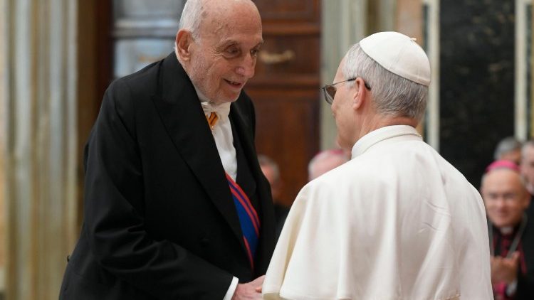 Léon XIV et le doyen du corps diplomatique, le vendredi 16 mai. 