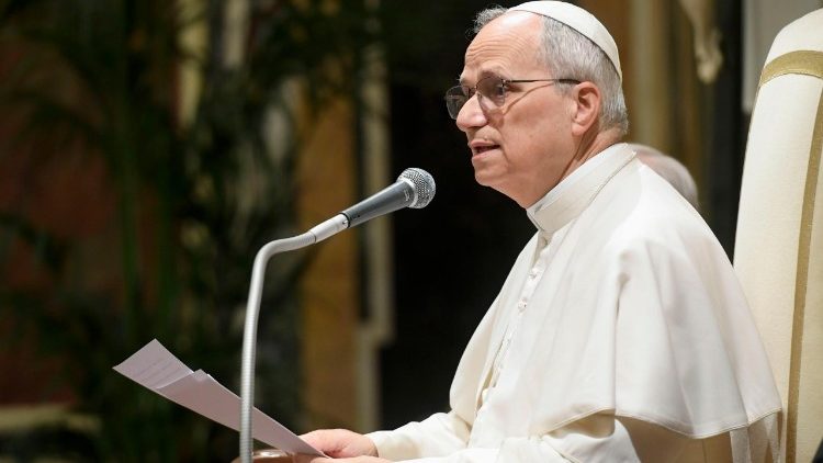 Papa Leão XIV com os membros do Corpo Diplomático acreditado junto à Santa Sé, em 16/05/2025 (Vatican Media)