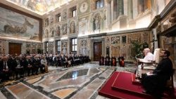 "Zato je nujno prek družbenega nauka Cerkve pokazati, da obstaja še en, in to spodbuden, pomen izraza 'nauk', brez katerega tudi dialog postane prazen. Njegove sopomenke so lahko 'znanost', 'stroka' ali 'znanje'". 