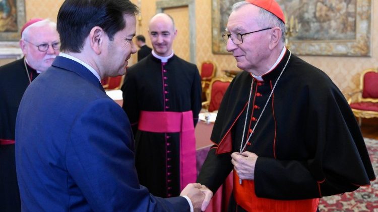 Im Hintergrund links ist Erzbischof Richard P. Gallagher