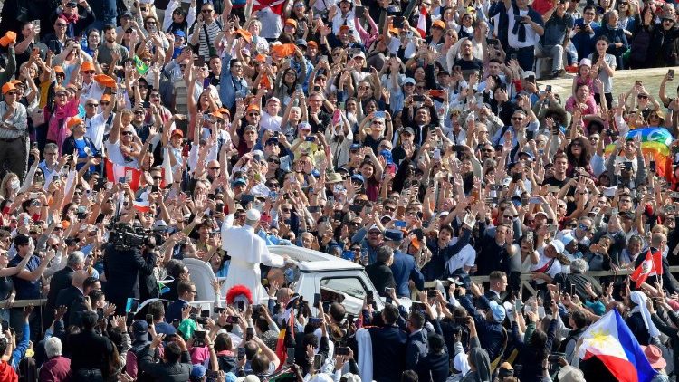 Léon XIV en papamobile au milieu de la foule