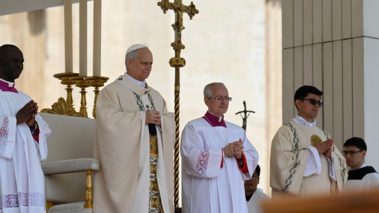 Leone XIV sul sagrato della basilica vaticana