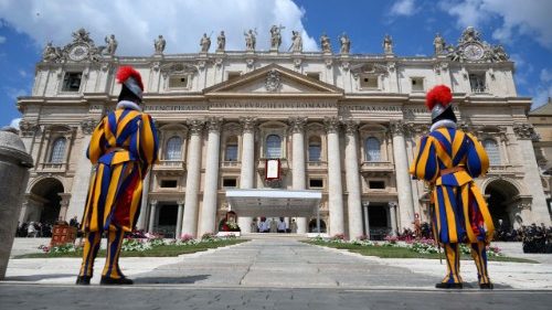 XIV. Le&oacute; p&aacute;pa szentmis&eacute;je p&eacute;teri szolg&aacute;lata kezdet&eacute;n: Krisztus szeretet&eacute;vel haladjunk egy&uuml;tt Isten fel&eacute;