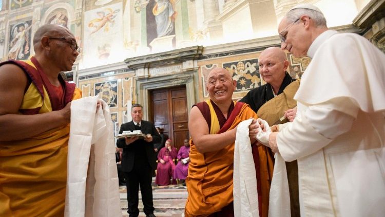 Delegaciones de otras religiones se reunieron con el Santo Padre el lunes 19 de mayo. 