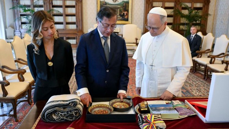 Pope Leo XIV and President Petro exchanged gifts during the audience