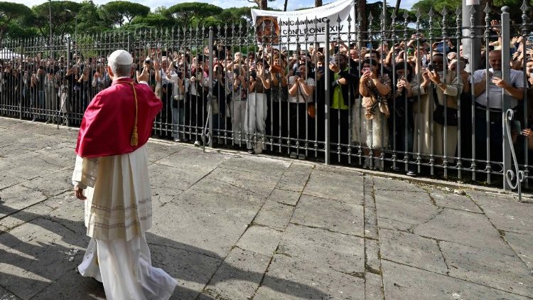 A Szent P&aacute;l-bazilika előtt is sokan v&aacute;rt&aacute;k a p&aacute;p&aacute;t