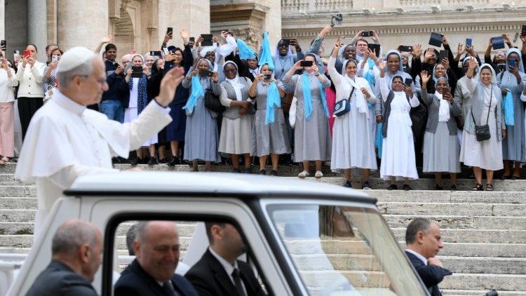 आम दर्शन समारोह में उपस्थित धर्मबहनें