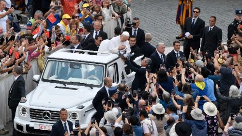 Il Papa: noi calcoliamo tutto, invece Dio ci dona il suo amore senza misura
