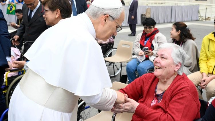 A p&aacute;pa k&ouml;sz&ouml;nti a betegeket