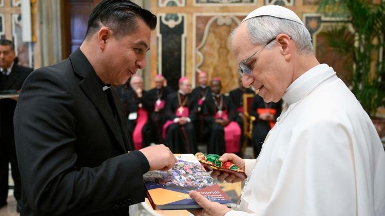 Лъв XIV с членовете на Папските мисионерски общества