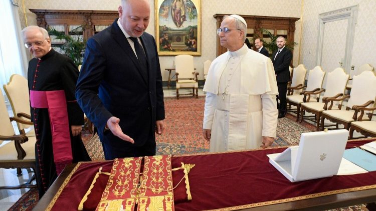 Омофорът, дарен на папа Лъв XIV