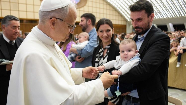 Papst Leo im Gespräch mit Besuchern in der Audienzhalle 