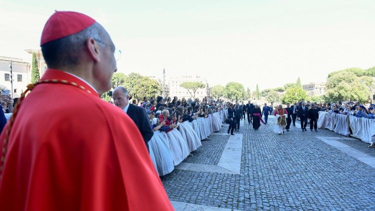 Kardinali Reina akimkaribisha Papa Leo XIV