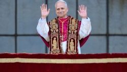 Papież błogosławił Rzymowi z loggii Bazyliki św. Jana na Lateranie 