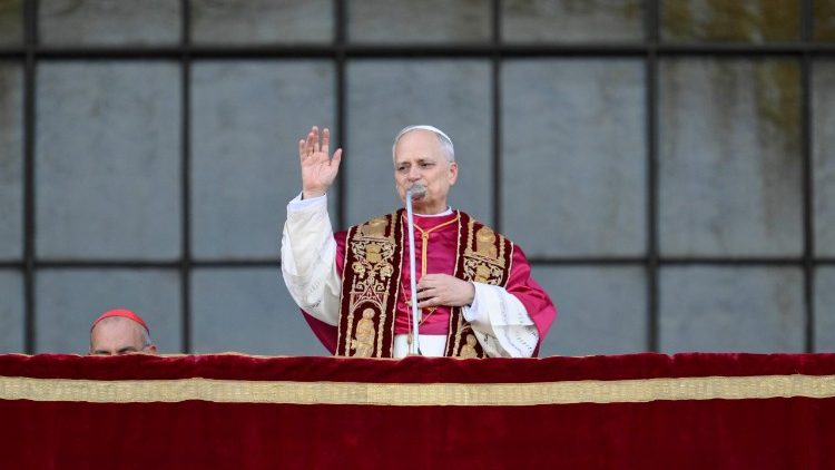 Papa akitoa baraka na salamu