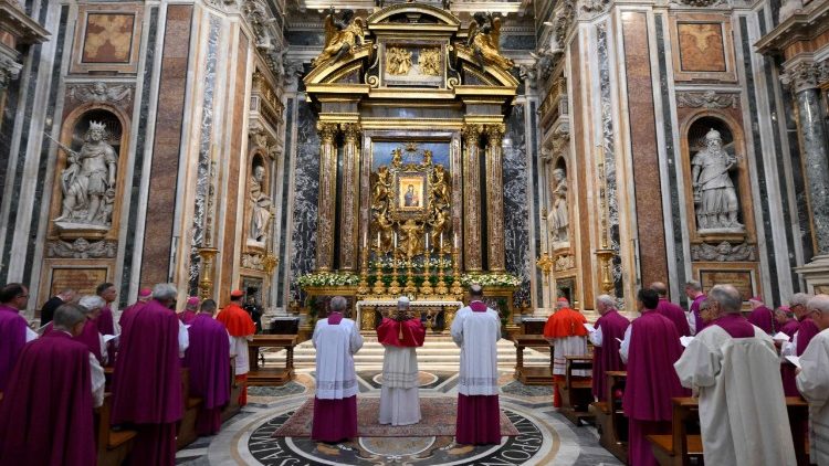 البابا لاوُن الرابع عشر يضع خدمته بين يدي العذراء في بازيليك القديسة مريم الكبرى 