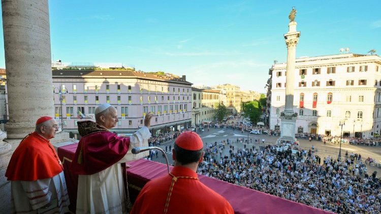 Papa saúda os fiéis do balcão central da Basílica de Santa Maria Maior 