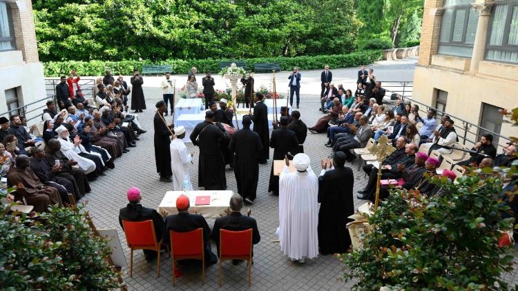 ለአዲሱ የቅዳሴ መጽሐፍ ምረቃ በኢትዮጵያዊ ጳጳሳዊ ኮሌጅ ቅጥር ግቢ የተገኙት ታዳሚዎች 