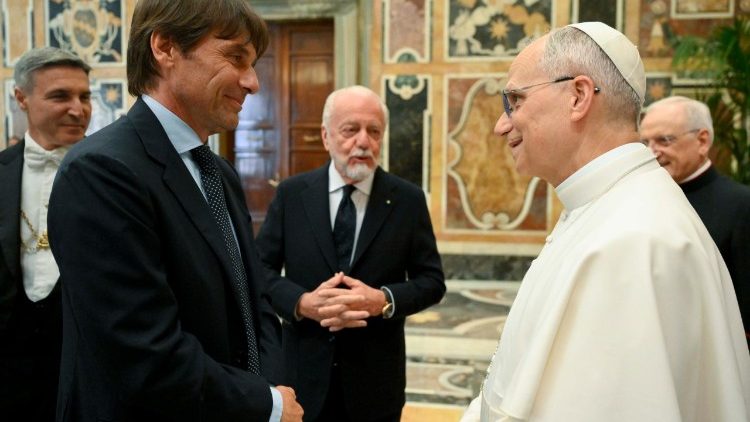 Der Trainer Antonio Conte und Papst Leo XIV.