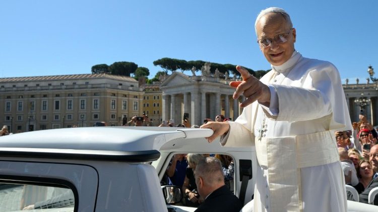 Leon XIV wśród wiernych na audiencji ogólnej