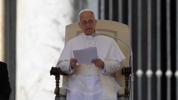 Il Papa mentre legge la catechesi