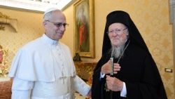 Papa Leon al XIV-lea împreună cu patriarhul Bartolomeu I (30.05.2025) 