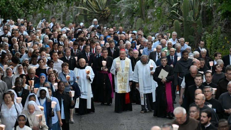 Um dos momentos da conclus&atilde;o do m&ecirc;s mariano nos Jardins Vaticanos 