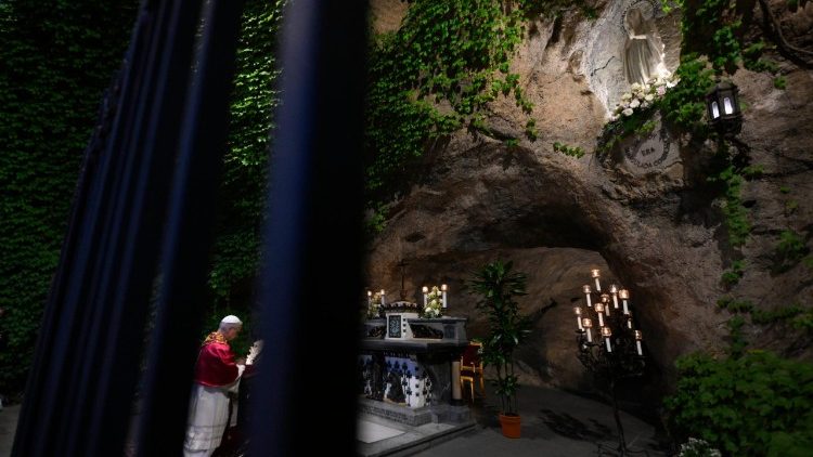 Leon al XIV-lea în rugăciune la încheierea lunii mai, dedicată cinstirii Sfintei Fecioare Maria