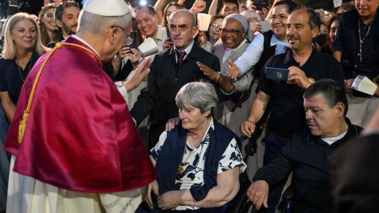 Papež Lev XIV. ve Vatik&aacute;nsk&yacute;ch zahrad&aacute;ch