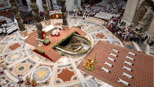 Papež posvetil nove duhovnike: Verodostojni pričevalci, poslani k ranjenemu človeštvu