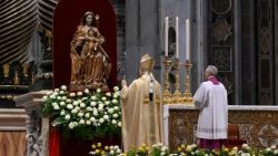 Leão XIV reza diante da imagem de Nossa Senhora de Monserrat