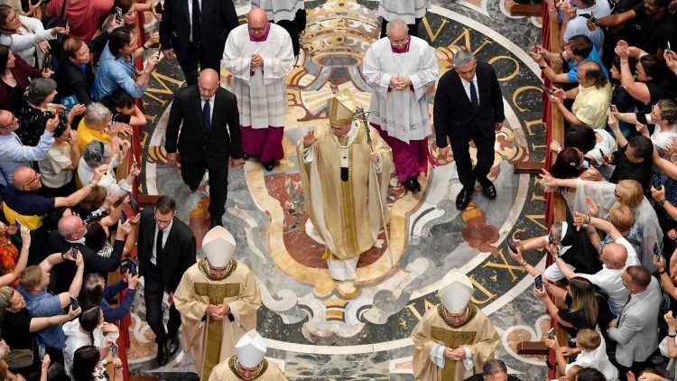 Mapadre ni sehemu ya watu wa Mungu kwa ajili ya mambo ya Kimungu